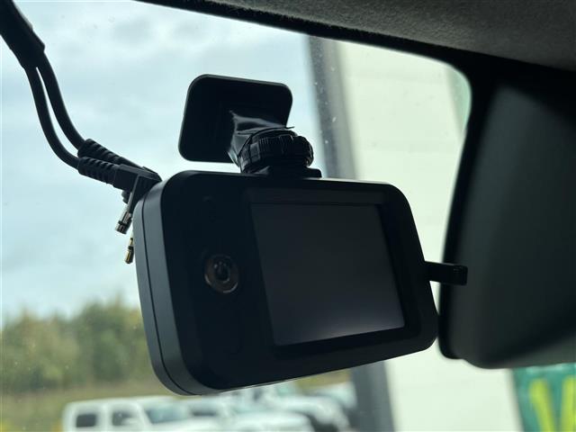 ルーミー カスタムG 純正ナビ(フルセグ/BT/CD/DVD)/クルーズコントロール/バックカメラ/コーナーセンサー/衝突軽減/レーンキープ/両側パワスラ/フォグランプ/LEDヘッドライト/ドラレコ/純正AW(3枚目)