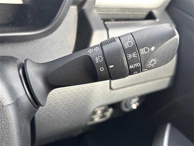 ルーミー カスタムG 純正ナビ(フルセグ/BT/CD/DVD)/クルーズコントロール/バックカメラ/コーナーセンサー/衝突軽減/レーンキープ/両側パワスラ/フォグランプ/LEDヘッドライト/ドラレコ/純正AW(10枚目)