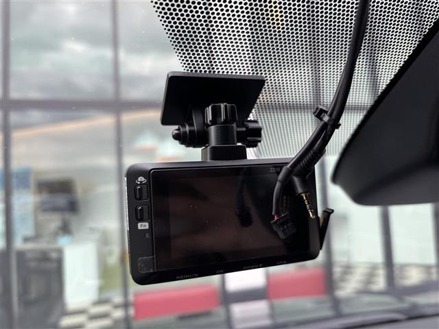 ヴォクシー Ｓ－Ｚ　純正１０．５インチディスプレイオーディオ（ＴＶ／ＢＴ）／フリップダウン／レーダークルーズコントロール／バックカメラ／コーナーセンサー／両側パワスラ／ハーフレザー／シートヒーター／ドラレコ／純正ＡＷ（3枚目）