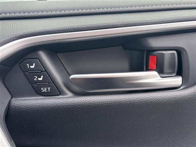 ＲＡＶ４ Ｇ　純正９インチナビ（フルセグ／ＢＴ／ＣＤ／ＤＶＤ）／レーダークルーズコントロール／バックカメラ／ＢＳＭ／コーナーセンサー／衝突軽減／電動リア／レザーシート／メモリ付きパワーシート／ステアリングヒーター（9枚目）