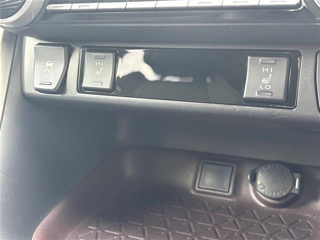 ＲＡＶ４ Ｇ　純正９インチナビ（フルセグ／ＢＴ／ＣＤ／ＤＶＤ）／レーダークルーズコントロール／バックカメラ／ＢＳＭ／コーナーセンサー／衝突軽減／電動リア／レザーシート／メモリ付きパワーシート／ステアリングヒーター（12枚目）