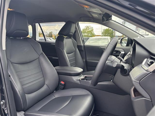 ＲＡＶ４ Ｇ　純正９インチナビ（フルセグ／ＢＴ／ＣＤ／ＤＶＤ）／レーダークルーズコントロール／バックカメラ／ＢＳＭ／コーナーセンサー／衝突軽減／電動リア／レザーシート／メモリ付きパワーシート／ステアリングヒーター（14枚目）