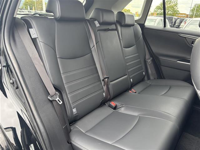 ＲＡＶ４ Ｇ　純正９インチナビ（フルセグ／ＢＴ／ＣＤ／ＤＶＤ）／レーダークルーズコントロール／バックカメラ／ＢＳＭ／コーナーセンサー／衝突軽減／電動リア／レザーシート／メモリ付きパワーシート／ステアリングヒーター（15枚目）