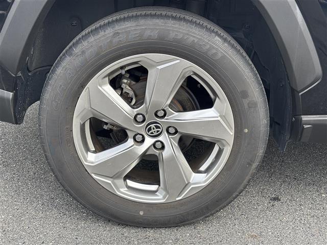 ＲＡＶ４ Ｇ　純正９インチナビ（フルセグ／ＢＴ／ＣＤ／ＤＶＤ）／レーダークルーズコントロール／バックカメラ／ＢＳＭ／コーナーセンサー／衝突軽減／電動リア／レザーシート／メモリ付きパワーシート／ステアリングヒーター（17枚目）