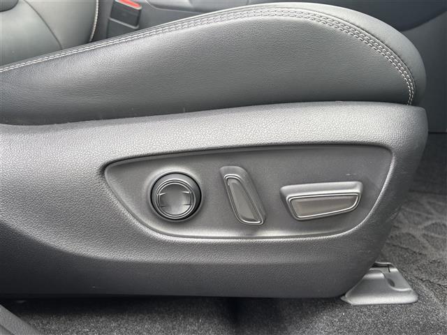 ＲＡＶ４ Ｇ　純正９インチナビ（フルセグ／ＢＴ／ＣＤ／ＤＶＤ）／レーダークルーズコントロール／バックカメラ／ＢＳＭ／コーナーセンサー／衝突軽減／電動リア／レザーシート／メモリ付きパワーシート／ステアリングヒーター（33枚目）