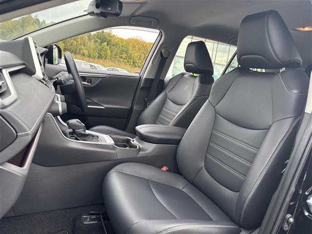 ＲＡＶ４ Ｇ　純正９インチナビ（フルセグ／ＢＴ／ＣＤ／ＤＶＤ）／レーダークルーズコントロール／バックカメラ／ＢＳＭ／コーナーセンサー／衝突軽減／電動リア／レザーシート／メモリ付きパワーシート／ステアリングヒーター（35枚目）
