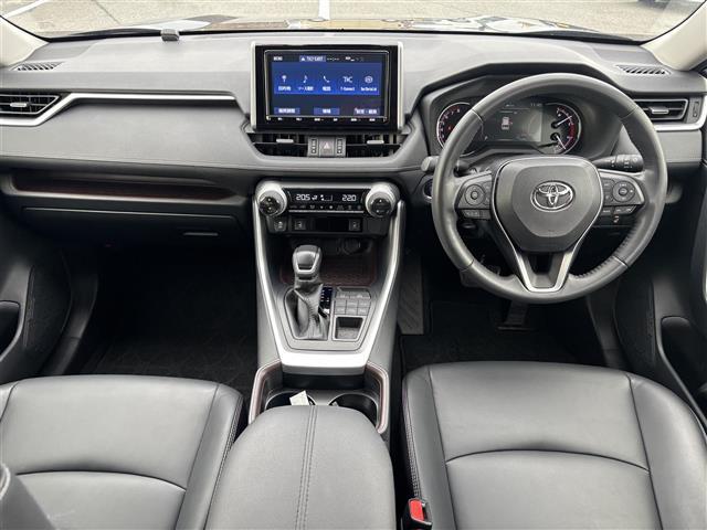 ＲＡＶ４ Ｇ　純正９インチナビ（フルセグ／ＢＴ／ＣＤ／ＤＶＤ）／レーダークルーズコントロール／バックカメラ／ＢＳＭ／コーナーセンサー／衝突軽減／電動リア／レザーシート／メモリ付きパワーシート／ステアリングヒーター（42枚目）
