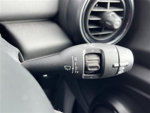 ＭＩＮＩ クーパー　純正ナビ　純正シート　バックモニター　ＥＴＣ　アイドリングストップ　ＬＥＤヘッドライト　オートライト　純正１５インチＡＷ　プッシュスタート　スペアキー１本　前後ドライブレコーダー　［ＺＤＲ－０３５］（10枚目）