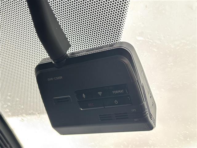 セレナ ｅ－パワー　オーテック　スポーツスペック　アルパイン１１型ナビ　１２．８型フリップダウンモニター　ナビ連動前後ドライブレコーダー　インテリジェントルームミラー　プロパイロット　ステアリングヒーター　シートヒーター　専用革シート　両側パワスラ（11枚目）