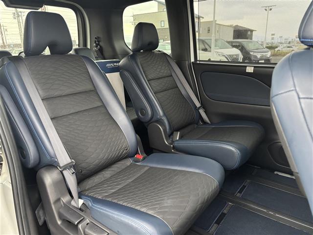 セレナ ｅ－パワー　オーテック　スポーツスペック　アルパイン１１型ナビ　１２．８型フリップダウンモニター　ナビ連動前後ドライブレコーダー　インテリジェントルームミラー　プロパイロット　ステアリングヒーター　シートヒーター　専用革シート　両側パワスラ（15枚目）