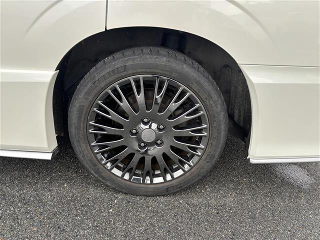 セレナ ｅ－パワー　オーテック　スポーツスペック　アルパイン１１型ナビ　１２．８型フリップダウンモニター　ナビ連動前後ドライブレコーダー　インテリジェントルームミラー　プロパイロット　ステアリングヒーター　シートヒーター　専用革シート　両側パワスラ（17枚目）