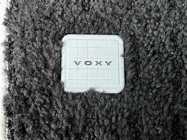 ヴォクシー ＺＳ　煌ＩＩ　ＡＬＰＩＮＥナビ（フルセグ／ＢＴ／ＣＤ／ＤＶＤ）／フリップダウンモニター／クルーズコントロール／バックカメラ／コーナーセンサー／衝突軽減／レーンキープ／後席サンシェード／両側パワスラ／ＥＴＣ／純正ＡＷ（28枚目）