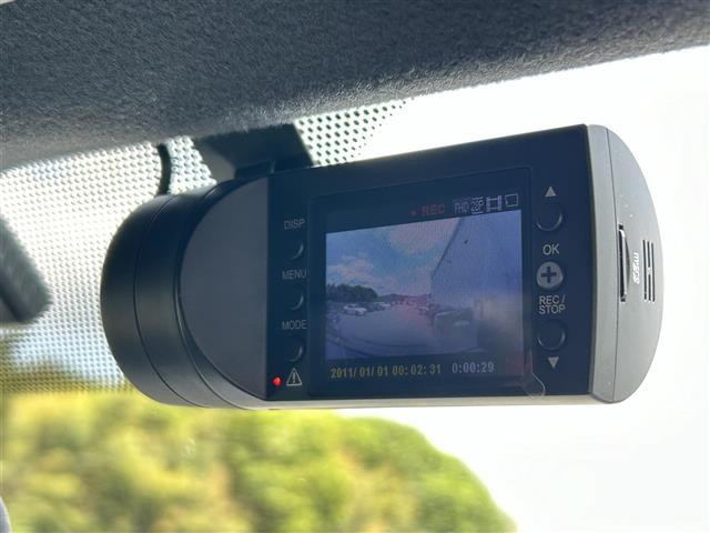 ハイエースバン スーパーＧＬ　ダーク　プライムＩＩ　ナビＴＶ　全方位カメラ　ベットキット　ＡＡＣ　ＥＴＣ　ドライブレコーダー　ＴＲＤフロントスポイラー　両側パワースライドドア　ラダーフレーム付き　１６インチアルミホイール　ＬＥＤヘッドライト　スマートキ（9枚目）