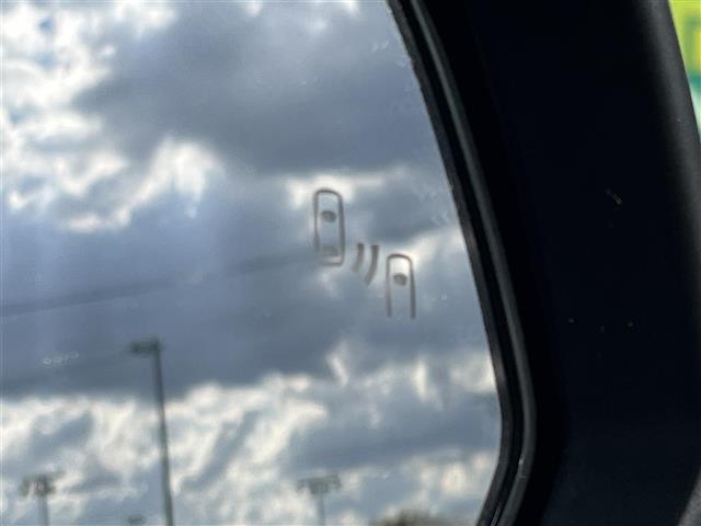 ヴォクシー S-Z 純正10.5インチディスプレイオーディオ(TV/BT)/純正フリップダウン/レーダークルーズコントロール/バックカメラ/BSM/両側パワスラ/電動リア/ハーフレザー/シートヒーター/後席サンシェード(13枚目)