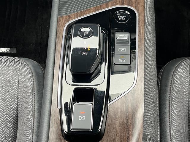 オーラ Ｇ　純正９インチナビ（フルセグ／ＢＴ／ＣＤ／ＤＶＤ）／アラウンドビューモニター／ＢＳＭ／コーナーセンサー／衝突軽減／レーンキープ／ハーフレザーシート／シートヒーター／ステアリングヒーター／ＥＴＣ／純正ＡＷ（11枚目）