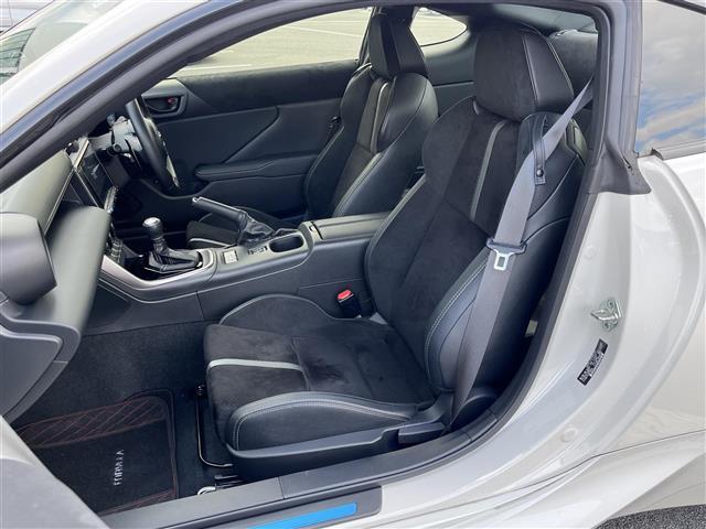 ＧＲ８６ ＲＺ　ＫＥＮＷＯＯＤ９インチナビ（フルセグ／ＢＴ／ＣＤ／ＤＶＤ）／レーダークルーズコントロール／バックカメラ／パドルシフト／衝突軽減／レーンキープ／ハーフレザー／シートヒーター／ＬＥＤヘッドライト／純正ＡＷ（32枚目）