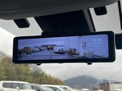 【デジタルルームミラー】車両後方カメラの映像をルームミラーに映すことが出来ます。　そのため、後席に人や荷物があって後方が見えづらい場合でもしっかり視界を確保することが出来ます。／／ 6