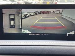 【全方位モニター】まるでクルマを真上から見下ろしたかのような視点で駐車をサポートします！クルマの斜め後ろや真横など、前後左右の４つのカメラの映像が合成されて、モニターに映し出されます。／／ 5