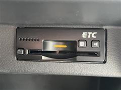 【ＥＴＣ】有料道路を利用する際に料金所で停止することなく通過できる、ＥＴＣ車載器（ノンストップ自動料金収受システム機器）が装備されています。セットアップを行うことで利用可能になります。／／ 5