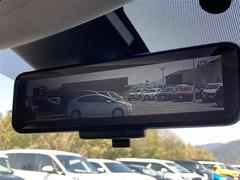 【デジタルルームミラー】車両後方カメラの映像をルームミラーに映すことが出来ます。　そのため、後席に人や荷物があって後方が見えづらい場合でもしっかり視界を確保することが出来ます。／／ 6