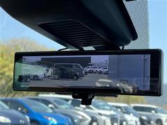 【デジタルルームミラー】車両後方カメラの映像をルームミラーに映すことが出来ます。　そのため、後席に人や荷物があって後方が見えづらい場合でもしっかり視界を確保することが出来ます。／／ 5