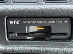 【ＥＴＣ】有料道路を利用する際に料金所で停止することなく通過できる、ＥＴＣ車載器（ノンストップ自動料金収受システム機器）が装備されています。セットアップを行うことで利用可能になります。／／ 5