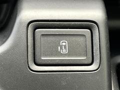 【パワースライドドア】小さなお子さまでも、助手席側のスライドドアはボタン一つで乗り降りラクラクです！両手に荷物を抱えている時でもボタンを押せば自動で開閉してくれます。／／ 5