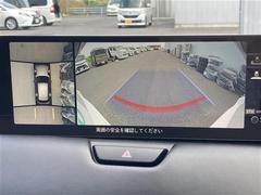 【全方位モニター】まるでクルマを真上から見下ろしたかのような視点で駐車をサポートします！クルマの斜め後ろや真横など、前後左右の４つのカメラの映像が合成されて、モニターに映し出されます。／／ 4