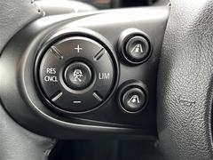 【ステアリングスイッチ】手元のボタンから、オーディオやナビなどの操作ができるので、よそ見をせずに安全に運転に集中できます！／／ 7