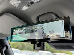 【スマートインナーミラー】車両後方カメラの映像をルームミラーに映すことが出来ます。　そのため、後席に人や荷物があって後方が見えづらい場合でもしっかり視界を確保することが出来ます。／／ 5