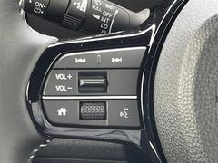 【ステアリングリモコン】手元のボタンから、オーディオやナビなどの操作ができるので、よそ見をせずに安全に運転に集中できます！／／ 6