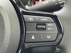 【ステアリングリモコン】手元のボタンから、オーディオやナビなどの操作ができるので、よそ見をせずに安全に運転に集中できます！／／ 7