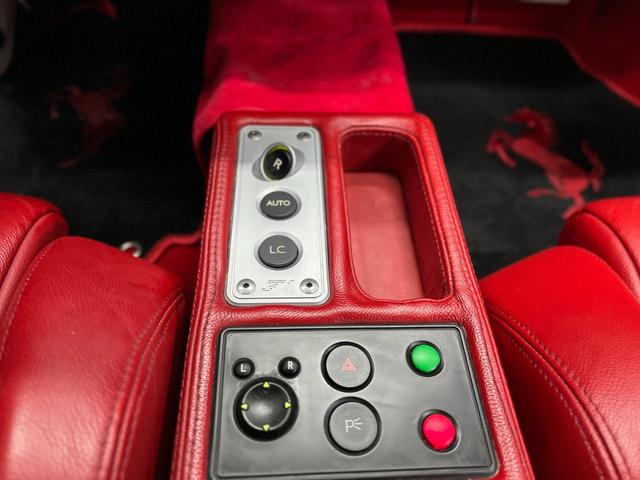 Ｆ４３０ Ｆ１　禁煙車　クラッチ残量８５　ハーマンリアウイング　社外マフラー　左ハンドル　ナビ　ＴＶ　ＡＴ　スマートキー　フォージドアルミホイール　パワーシート　ＣＤ　ミュージックプレイヤー接続可　パワーウィンドウ（7枚目）