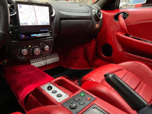 Ｆ４３０ Ｆ１　禁煙車　クラッチ残量８５　ハーマンリアウイング　社外マフラー　左ハンドル　ナビ　ＴＶ　ＡＴ　スマートキー　フォージドアルミホイール　パワーシート　ＣＤ　ミュージックプレイヤー接続可　パワーウィンドウ（32枚目）