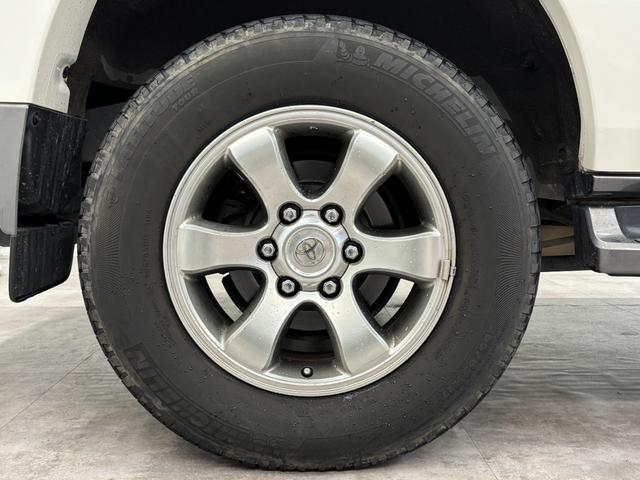 ランドクルーザープラド ＴＸリミテッド　ユーザー買取　４ＷＤ　バックカメラ　ナビ　ＴＶ　アルミホイール　キーレスエントリー　電動格納ミラー　ＡＴ　盗難防止システム　衝突安全ボディ　ブルーレイ　Ｂｌｕｅｔｏｏｔｈ　３列シート　ＡＢＳ　エアコン（20枚目）