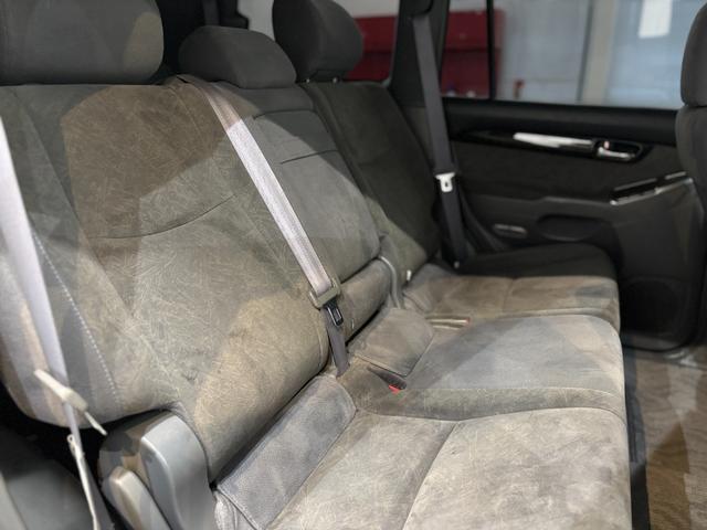 ランドクルーザープラド ＴＸリミテッド　ユーザー買取　４ＷＤ　バックカメラ　ナビ　ＴＶ　アルミホイール　キーレスエントリー　電動格納ミラー　ＡＴ　盗難防止システム　衝突安全ボディ　ブルーレイ　Ｂｌｕｅｔｏｏｔｈ　３列シート　ＡＢＳ　エアコン（30枚目）