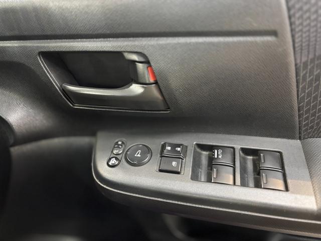 ステップワゴンスパーダ S ユーザー買取 ETC バックカメラ ナビ TV 両側電動スライドドア HID キーレスエントリー 電動格納ミラー 3列シート CVT CD DVD再生 記録簿 盗難防止システム 衝突安全ボディ(13枚目)