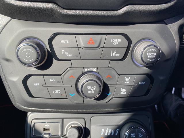 ジープ・レネゲード トレイルホーク ・クルーズコントロール・純正ナビ/Bluetooth/USB/AUX・バックカメラ・ドライブレコーダー・フルセグ・ETC・純正17AW・LEDライト・ブラインドスポット・ダウンヒルアシスト(37枚目)