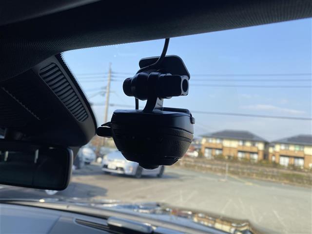 マットブラックにホワイトのＬＩＢＥＲＡＬＡのロゴの建物と看板が目印です。