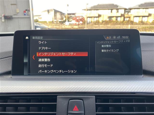 マットブラックにホワイトのＬＩＢＥＲＡＬＡのロゴの建物と看板が目印です。