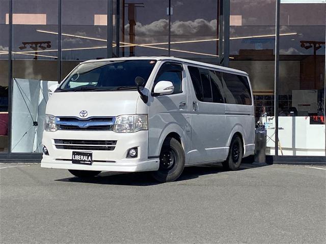 ハイエースバン ロングスーパーＧＬ　・１オーナー・社外ナビ／Ｂｌｕｅｔｏｏｔｈ／ＵＳＢ／ｉＰｏｄ・バックカメラ・フルセグ・ＥＴＣ・社外フリップダウンモニター・ベッドキット・ヒッチメンバー・社外ステアリング・空気圧センサー（2枚目）