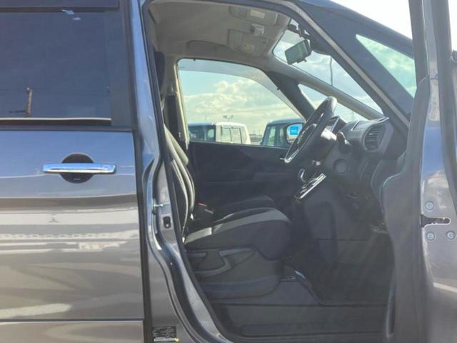 セレナ ｅパワーハイウェイスターＶ　新品タイヤ／純正　１０インチ　ＳＤナビ／フリップダウンモニター／インテリジェントルームミラー／エマージェンシーブレーキ／両側電動スライドドア／アラウンドビューモニター／車線逸脱防止支援システム　ＥＴＣ（4枚目）