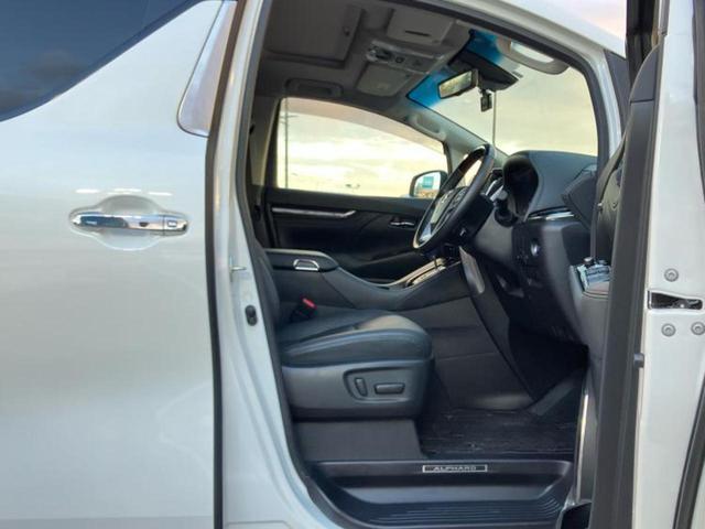 アルファード Ｓ　Ｃパッケージ　サンルーフ／ディスプレイオーディオ＋ナビ／フリップダウンモニター　純正　１２．８インチ／デジタルインナーミラー／両側電動スライドドア／車線逸脱防止支援システム／電動バックドア　バックカメラ　ドラレコ（4枚目）