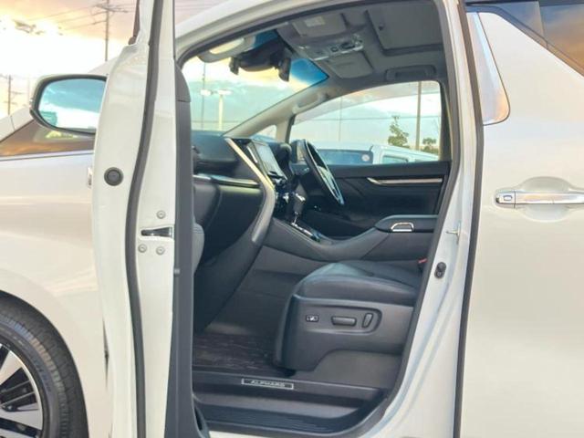 アルファード Ｓ　Ｃパッケージ　サンルーフ／ディスプレイオーディオ＋ナビ／フリップダウンモニター　純正　１２．８インチ／デジタルインナーミラー／両側電動スライドドア／車線逸脱防止支援システム／電動バックドア　バックカメラ　ドラレコ（6枚目）