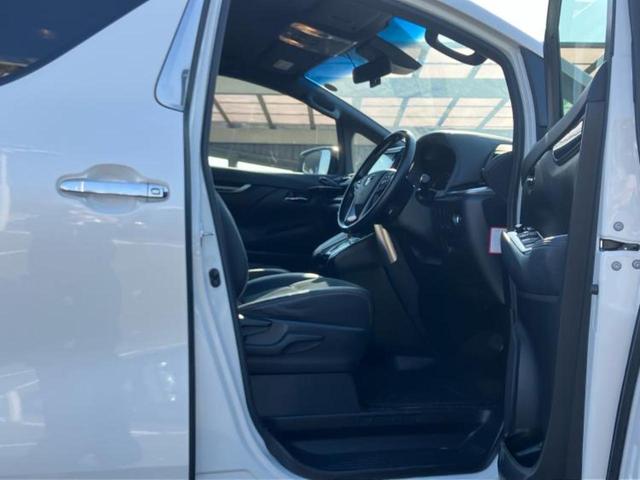 アルファード Ｓタイプゴールド　新品タイヤ／保証書／純正　９インチ　ＳＤナビ／フリップダウンモニター／衝突安全装置／両側電動スライドドア／車線逸脱防止支援システム／シート　ハーフレザー／電動バックドア／ヘッドランプ　ＬＥＤ　ＥＴＣ（4枚目）