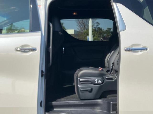 アルファード Ｓタイプゴールド　新品タイヤ／保証書／純正　９インチ　ＳＤナビ／フリップダウンモニター／衝突安全装置／両側電動スライドドア／車線逸脱防止支援システム／シート　ハーフレザー／電動バックドア／ヘッドランプ　ＬＥＤ　ＥＴＣ（6枚目）