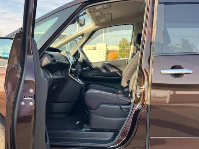 セレナ ハイウェイスターG 新品タイヤ/保証書/純正 9インチ メモリーナビ/フリップダウンモニター 純正 11インチ/インテリジェントルームミラー/エマージェンシーブレーキ/両側電動スライドドア/アラウンドビューモニター(6枚目)