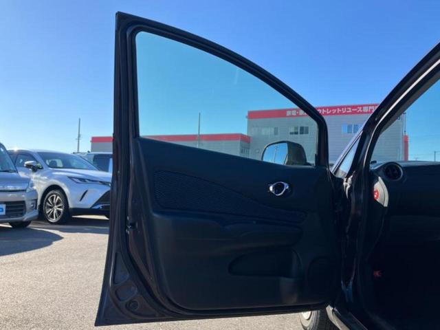 ノート X DIG-S 純正 SDナビ/ETC/EBD付ABS/アイドリングストップ/フルセグTV/エアバッグ 運転席/エアバッグ 助手席/パワーウインドウ/キーレスエントリー/パワーステアリング/盗難防止システム(22枚目)