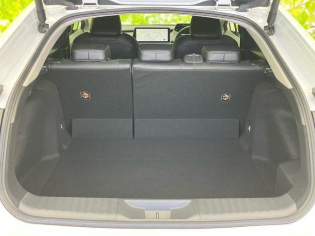 プリウス Ｚ　ガラスルーフ／純正エアロ／ディスプレイオーディオ＋ナビ１１インチ／デジタルインナーミラー／トヨタセーフティセンス／シートヒーター／全方位モニター／車線逸脱防止支援システム／シート　合皮　全周囲カメラ（8枚目）