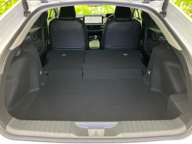 プリウス Ｚ　ガラスルーフ／純正エアロ／ディスプレイオーディオ＋ナビ１１インチ／デジタルインナーミラー／トヨタセーフティセンス／シートヒーター／全方位モニター／車線逸脱防止支援システム／シート　合皮　全周囲カメラ（19枚目）